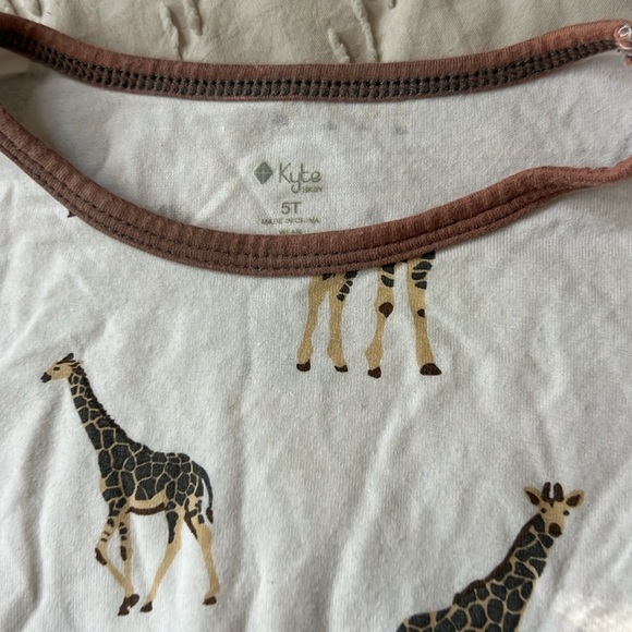 Kyte BABY Giraffe Print Pajama Set - Cream and Brown - Picture 2 of 4